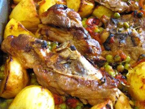 Ingredienti principali per l'agnello al forno con patate e piselli