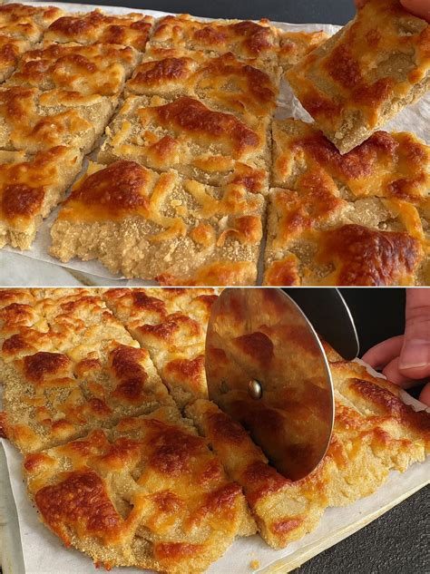 Immagine di una focaccia al formaggio dorata e filante