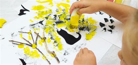 Esempi di colori e finiture ottenibili con diverse tecniche di pittura sull'argilla polimerica.