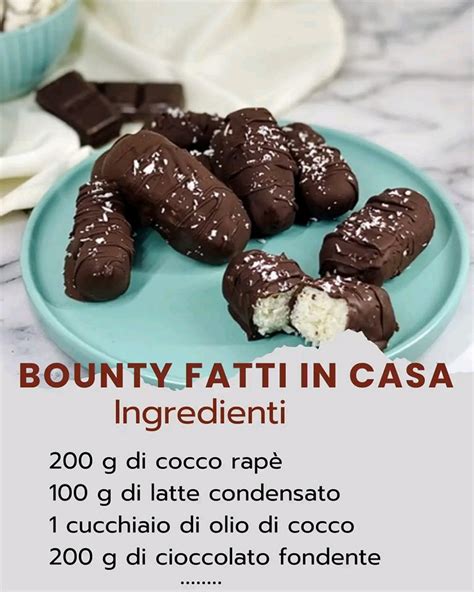 Dessert estivi. Cibo per dieta vegana. Ghiccioli fatti in casa di cocco e lime su stecco. Su tavolo di marmo bianco, spazio per copia in vista dall'alto.