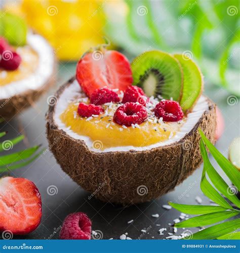 Frullato di cocco e frutta in una noce di cocco