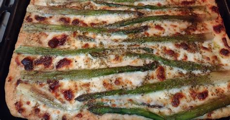 Impasto della focaccia steso delicatamente su una teglia unta.