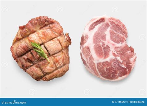 Immagine ravvicinata di una braciola di maiale cruda, con focus sulla marmorizzazione del grasso e la compattezza della carne.