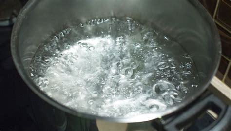 Panini che vengono immersi nell'acqua bollente con bicarbonato