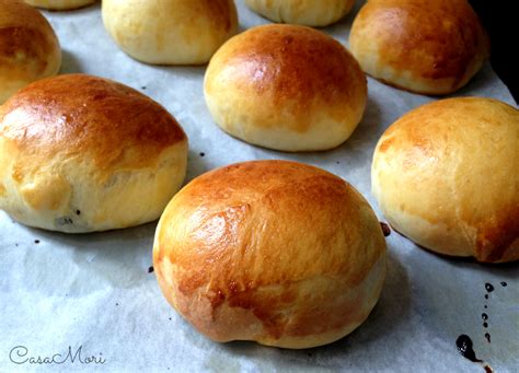 Panini di Heidi appena sfornati, dorati e con i tipici tagli