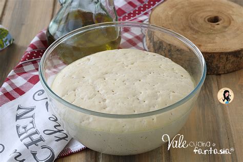 Immagine di un impasto per focaccia morbido e appiccicoso in una ciotola