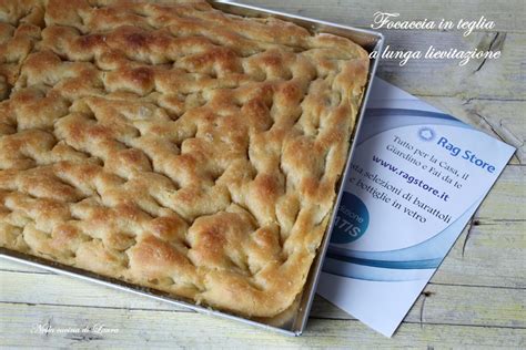 Focaccia stesa in teglia pronta per la lievitazione finale