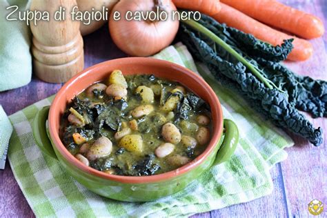 Ingredienti freschi per la zuppa di fagioli: fagioli, carote, sedano, cipolla, aglio, patate