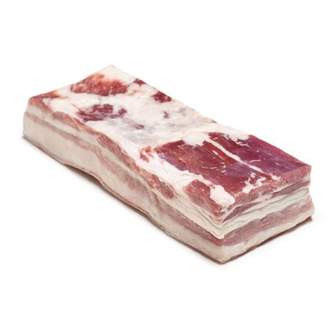 Pancetta di maiale cruda a fette con strati di grasso e carne magra