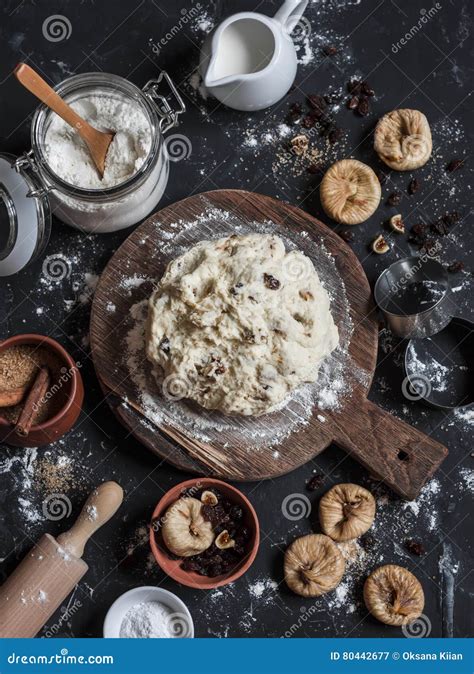 Immagine dei vari ingredienti disposti ordinatamente per la preparazione dei biscotti.