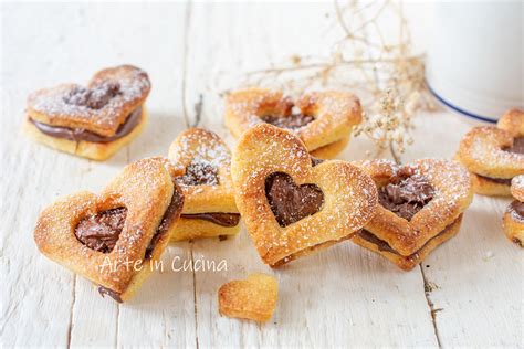 Un'immagine che mostra i passaggi per creare i biscotti a forma di cuore bicolore.
