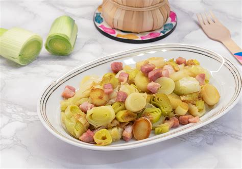 Immagine di porri affettati e pancetta in padella