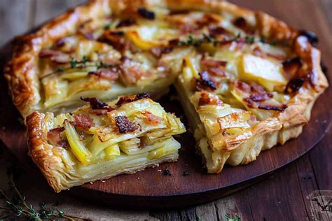 Immagine di una torta salata con porri e pancetta assemblata e decorata