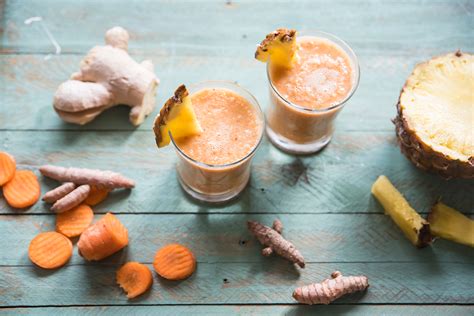 ingredienti freschi per smoothie: carote, mele, zenzero, banana