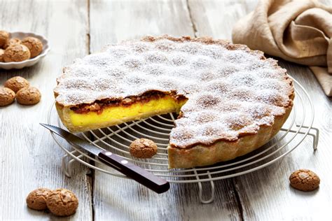 Vista dall'alto della crostata con crema e amaretti disposti sul ripieno prima della cottura