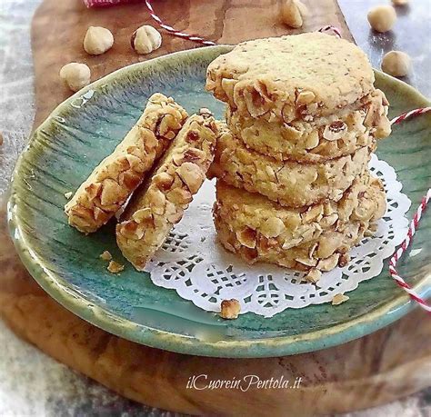 Biscotti alla nocciola con crema al cioccolato pronti per essere farciti