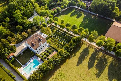 Vista aerea della tenuta dell'Agriresort Fiori e Frutti con piscina e giardini