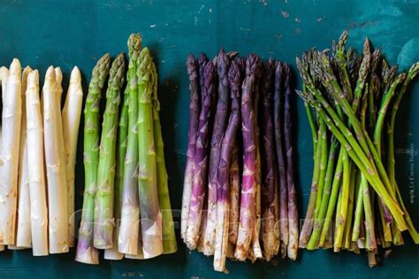 infiorescenze di asparagi compatte e verdi