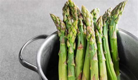 asparagi legati a mazzetto in pentola verticale