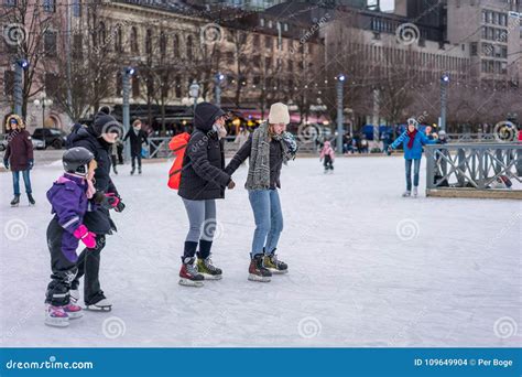 Famiglia che pattina su una pista di pattinaggio all'aperto a Limone Piemonte