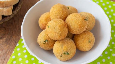 bambini che preparano le polpette di pane con un adulto