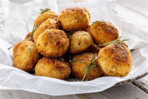 ingredienti per polpette di pane disposti su un piano di lavoro