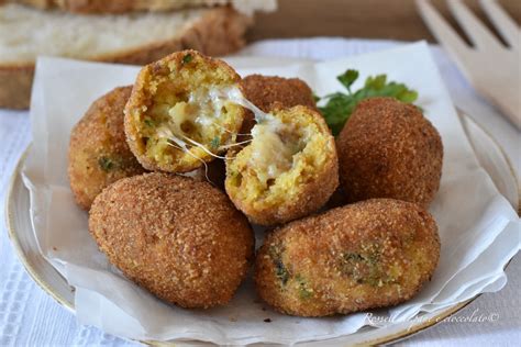 polpette di pane fritte dorate in una padella