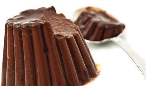 Ingegnere alimentare che controlla la consistenza di un budino in un laboratorio