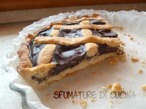 Primo piano di una fetta di crostata al budino di cioccolato con una spolverata di cacao