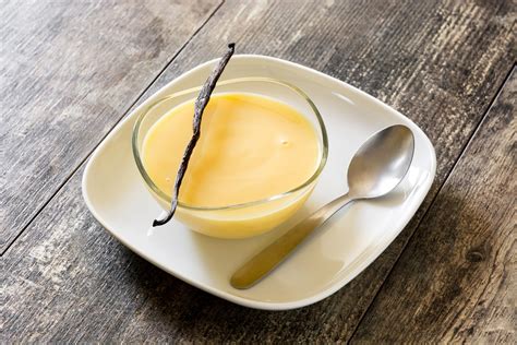 Gusci di crostatina vuoti, pronti per essere farciti con budino alla vaniglia