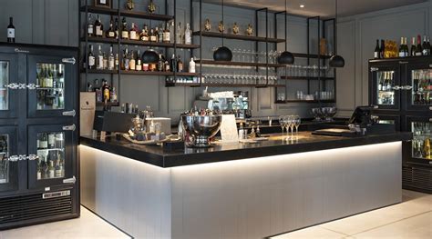 Interno accogliente di un bar pasticceria con tavolini e bancone