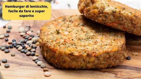 Dettaglio dell'impasto degli hamburger, con lenticchie, quinoa e verdure, pronto per essere modellato.
