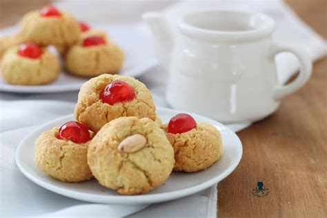 ingredienti per biscotti alle mandorle