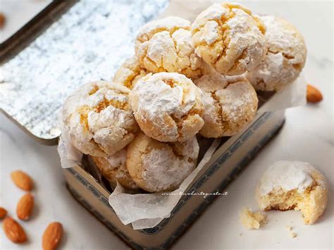 biscotti alle mandorle appena sfornati su una teglia