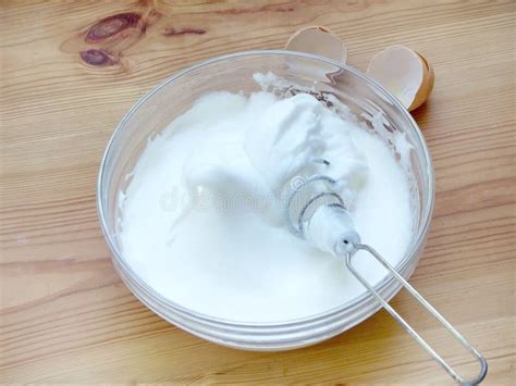 albumi montati a neve in una ciotola