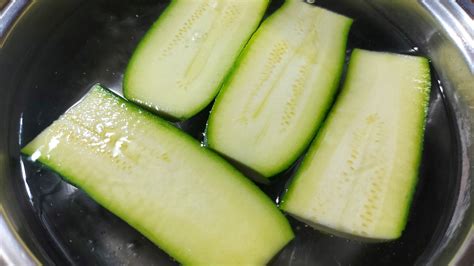 zucchine fresche e sode, pronte per essere cucinate