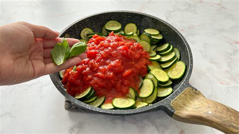 piatto di zucchine in umido servite con pane fresco