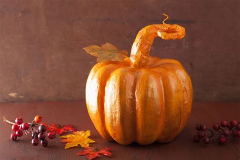 Zucca di cartapesta decorata con spezie e nastri