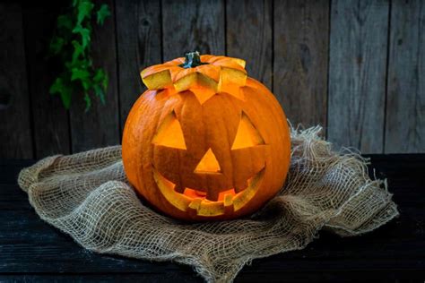 Zucca di cartapesta dipinta e decorata come Jack o' Lantern