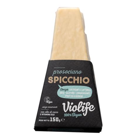 Spicchio di formaggio vegano Violife Gran Prosociano su un tagliere, pronto per essere grattugiato o affettato.