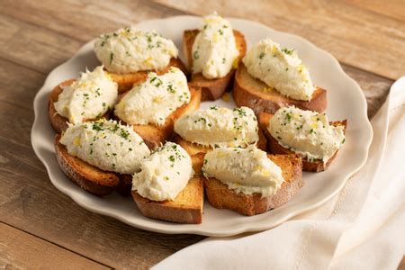 Crostini di pane tostato con baccalà mantecato e guarnizione di prezzemolo