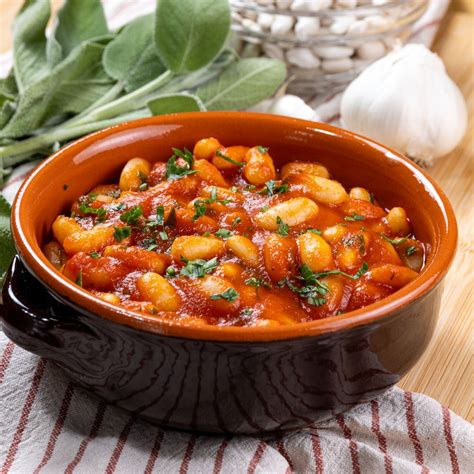 Varietà di piatti a base di fagioli cannellini: pasta e fagioli, fagioli all'uccelletto, crema di cannellini, hummus.