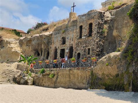 Esterno della Chiesa rupestre di Piedigrotta a picco sul mare