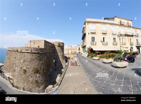 Vista panoramica dalla Piazza della Repubblica di Pizzo Calabro sul mare