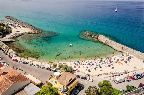 Spiaggia dorata a Pizzo Calabro con acque trasparenti