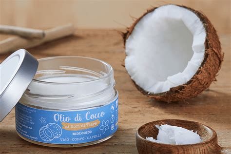 donna che applica olio di cocco come crema idratante su gambe e braccia