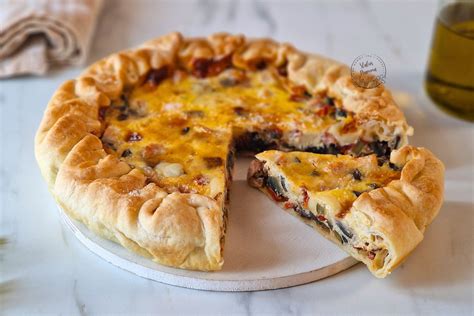 Ingredienti freschi per una torta salata colorata e invitante