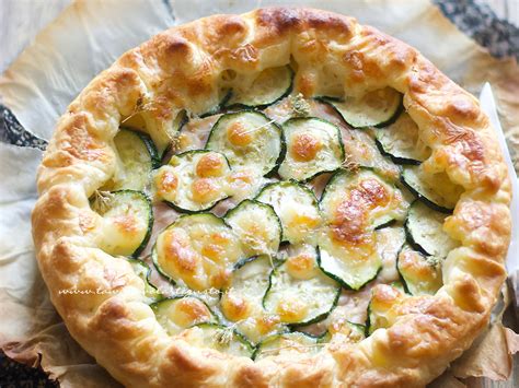 Torta salata con zucchine e provola pronta per essere infornata