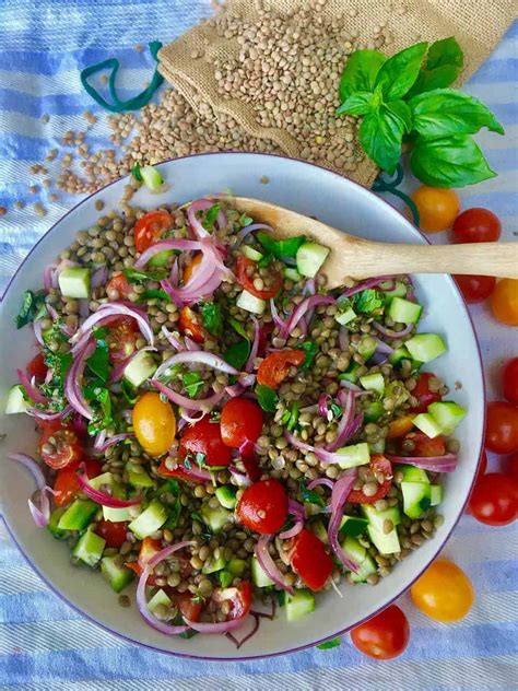 Insalata di lenticchie colorata con verdure fresche e erbe aromatiche