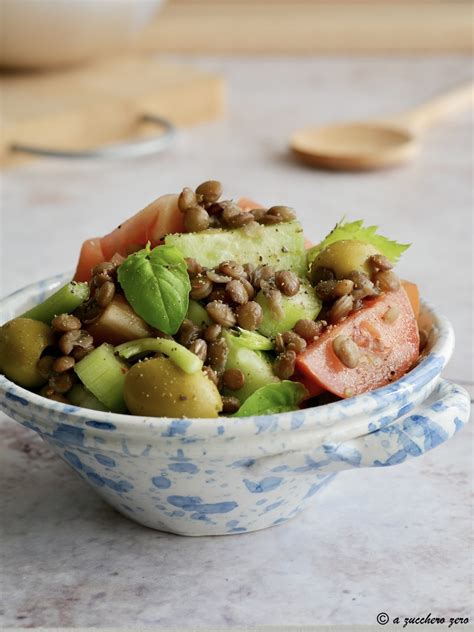 Ingredienti freschi per l'insalata di lenticchie: pomodorini, cetriolo, cipolla rossa, olive